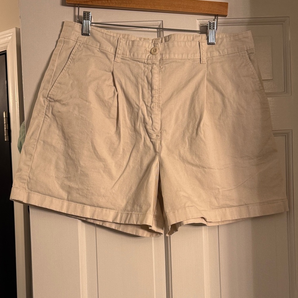 Classic cream Women's Shorts